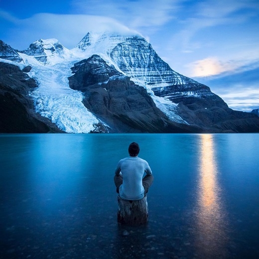 
	
	Cảnh ngắm trăng giữa bốn bề là nước và núi ở British Columbia đã từng xuất hiện trong giấc mơ của bạn bao giờ chưa? (Nguồn IG @taylormichaelburk)